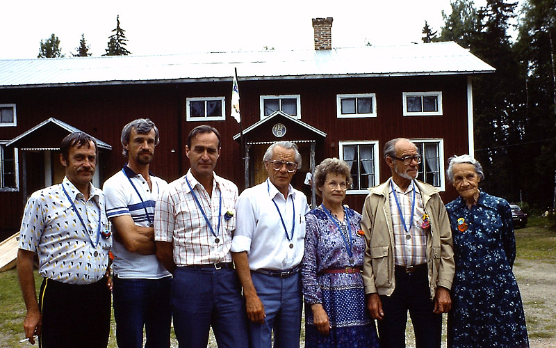 Sex av syskonen tillsammans med mor Karin i Bergsjö 1984, bilderna kommer från Erics dia-samling. Klicka på bilden för att se övriga bilder.