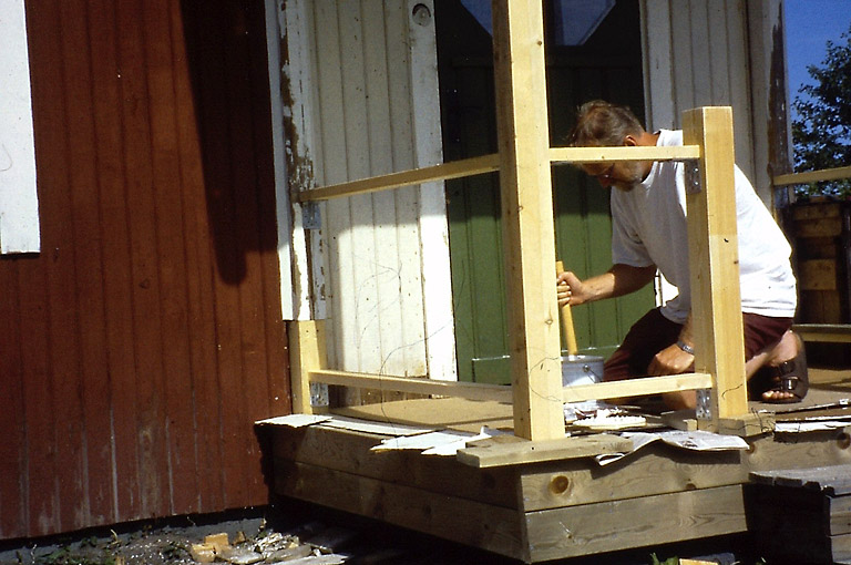 Nya stolpar behövdes för att orka hålla upp den nya konstruktionen