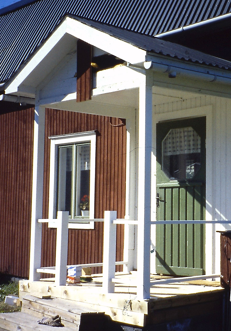 En ganska anfrätt förstubro efter att i många år varit utsatt för väder och vind